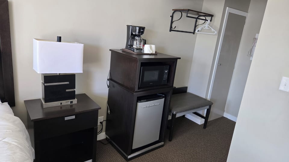 Basic Single Room, 1 Queen Bed | WiFi (free), bed sheets