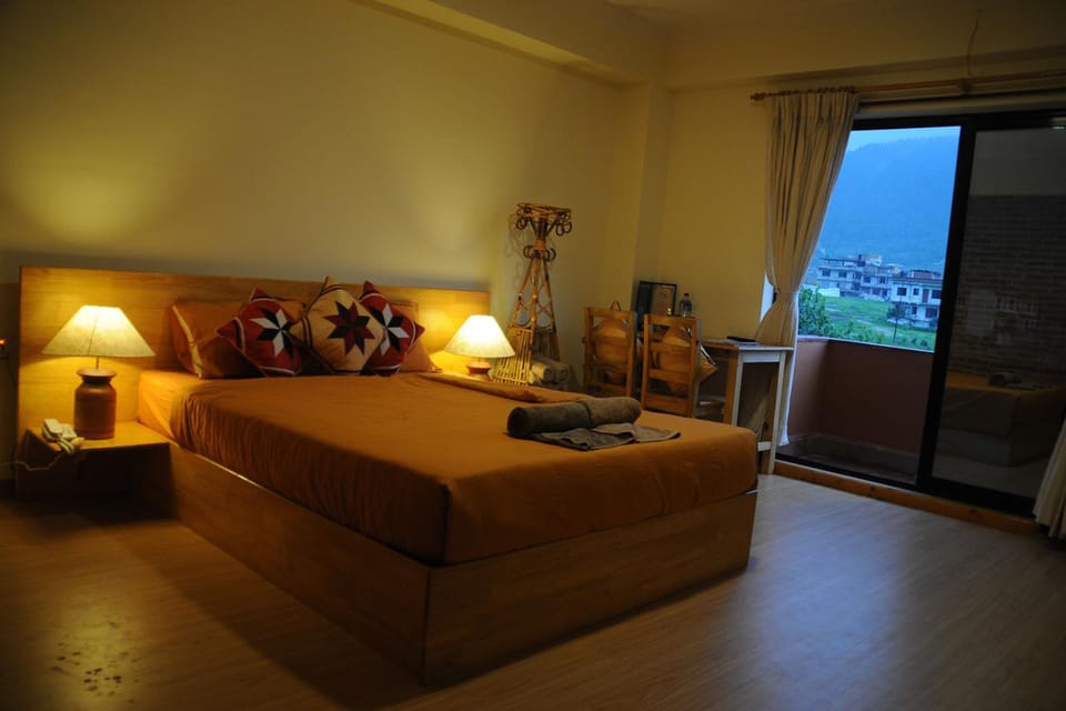 Deluxe Double Room | Bathroom | Shower, free toiletries, towels