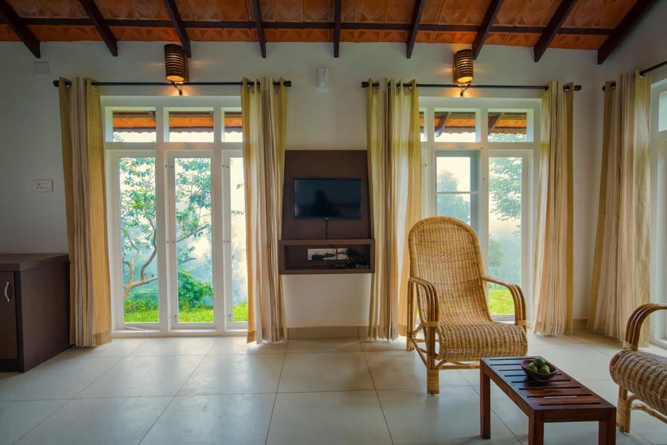 Superior Single Room, 1 King Bed, Non Smoking, Garden Area | Living room | Flat-screen TV