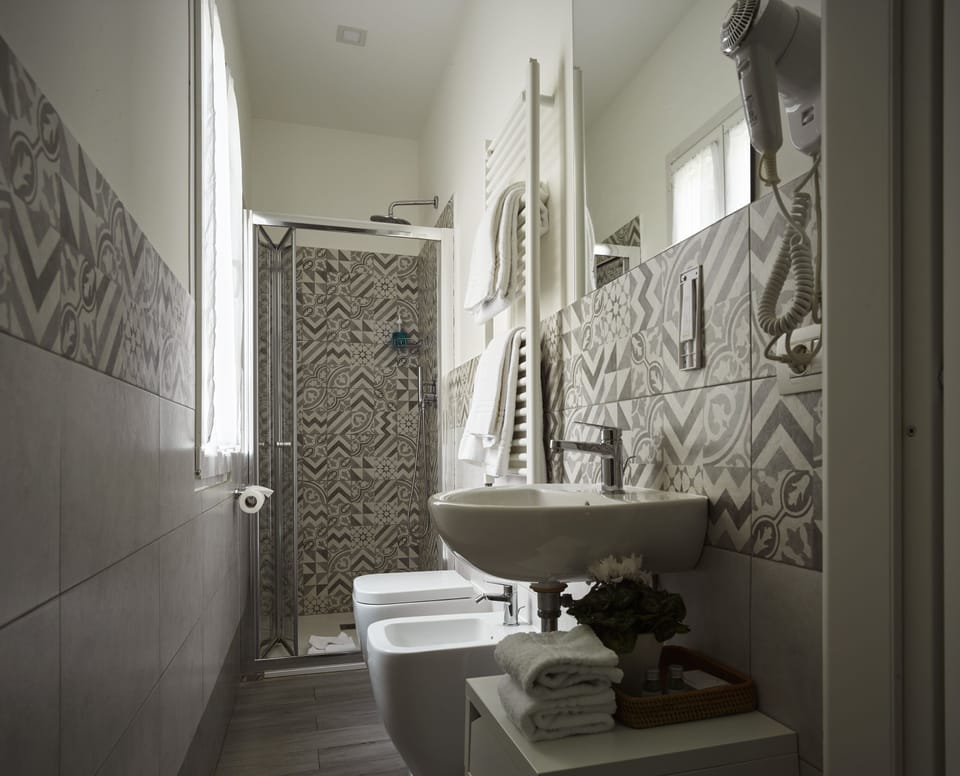 Comfort Triple Room | Bathroom | Shower, free toiletries, bidet, towels