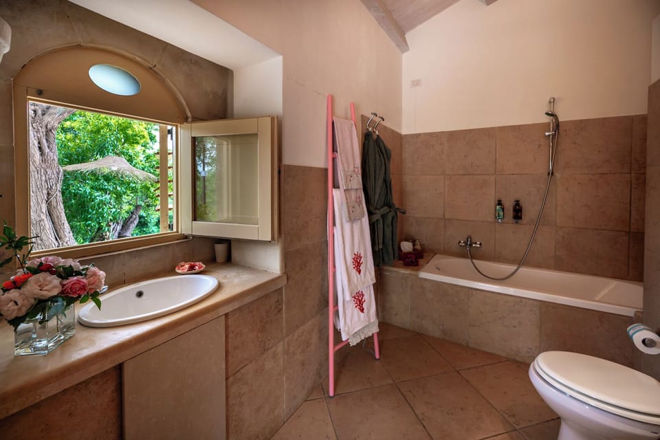 Standard Room (Mandorlo) | Bathroom | Free toiletries, hair dryer, bathrobes, bidet