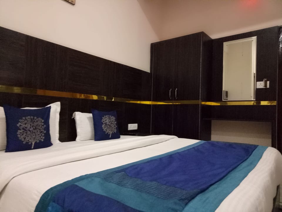 Deluxe Duplex, 1 Queen Bed, City View, Executive Level | Rollaway beds, free WiFi