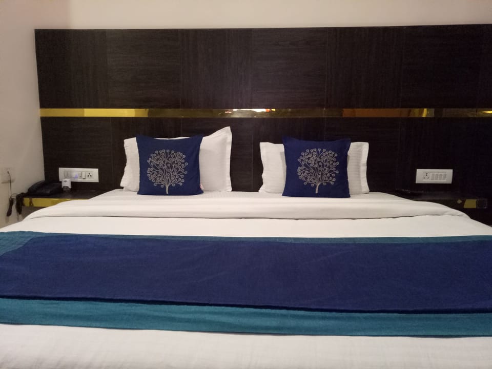 Standard Double Room, 1 Queen Bed, City View, Executive Level | Rollaway beds, free WiFi