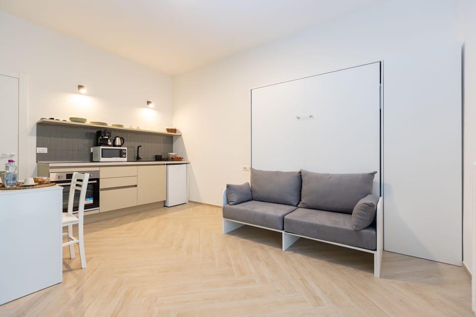 1 bedroom, premium bedding, desk, laptop workspace