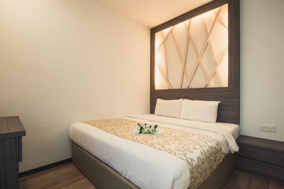Basic Double Room, 1 Queen Bed | In-room safe, desk, iron/ironing board, free WiFi
