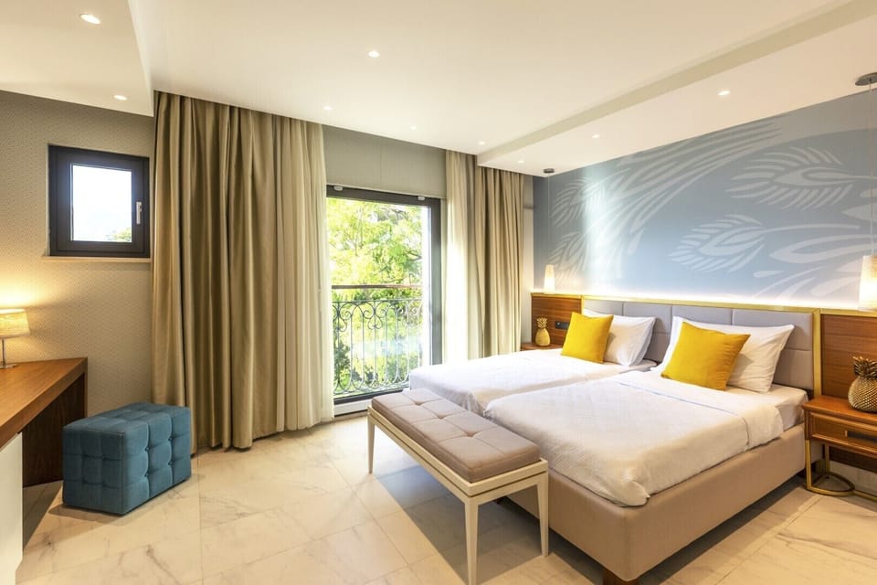 Deluxe Double Room, Bay View | In-room safe, desk, blackout drapes, soundproofing