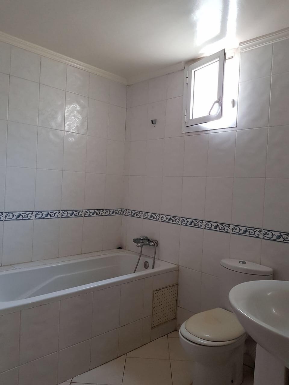 Apartment, 2 Bedrooms | Bathroom | Separate tub and shower, deep soaking tub, towels