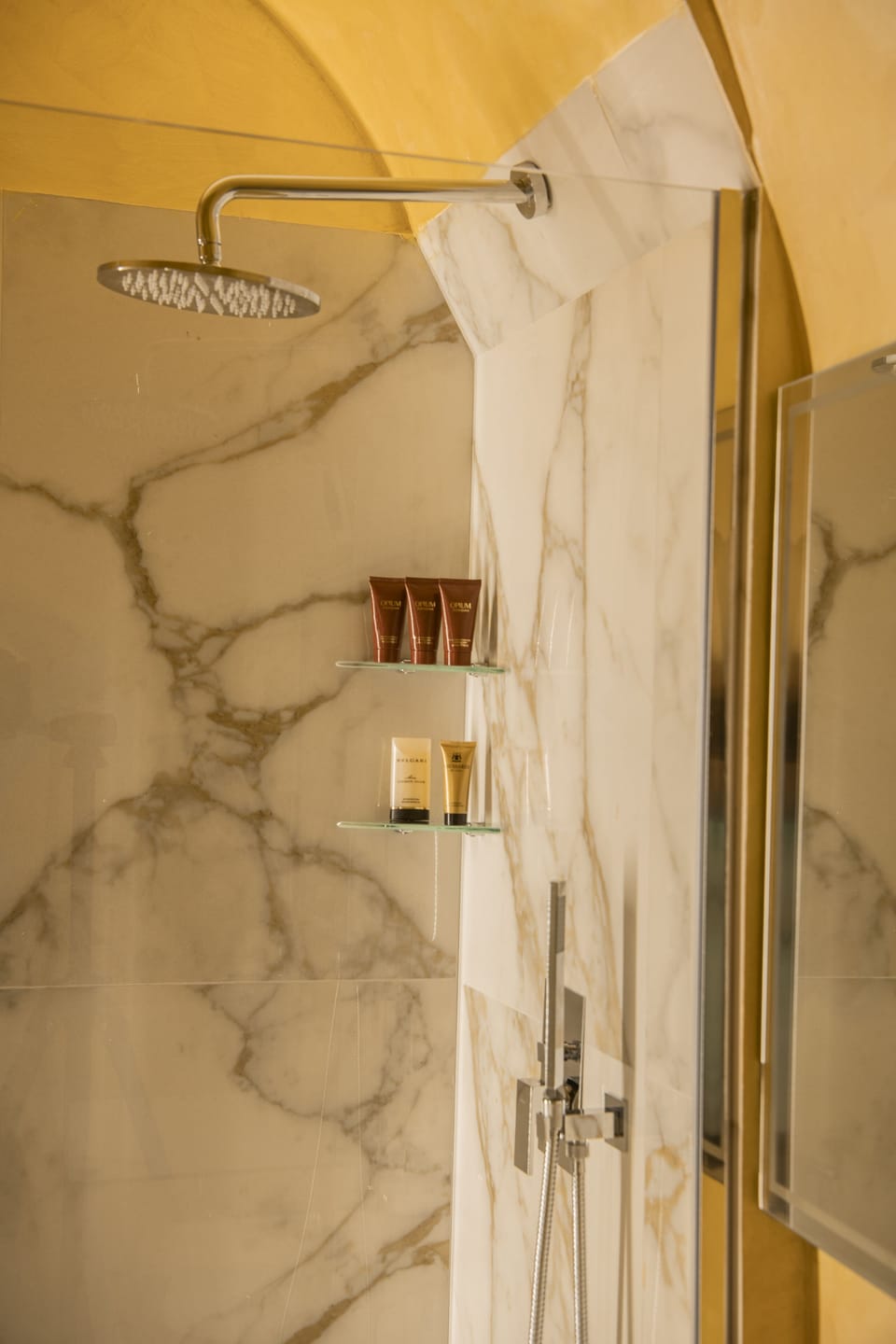 Superior Room, 1 Bedroom | Bathroom | Shower, hair dryer, slippers, bidet