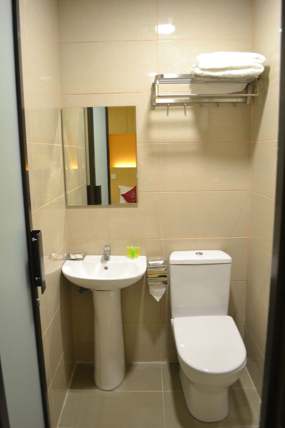 Shower, free toiletries, towels