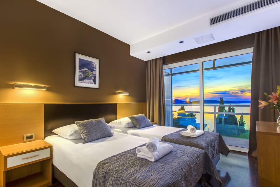 Senior Studio Suite | Individually furnished, desk, laptop workspace, blackout drapes