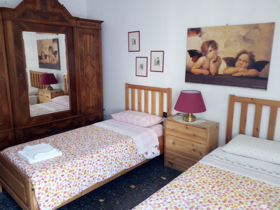 Standard Double or Twin Room (Private External Bathroom) | Desk, WiFi (free), bed sheets