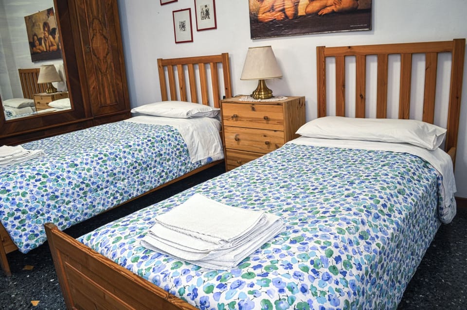 Standard Double or Twin Room (Private External Bathroom) | Desk, free WiFi, bed sheets