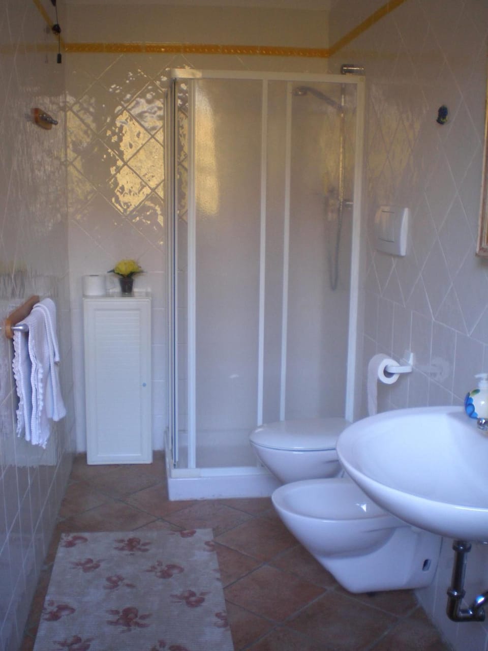 Classic Double or Twin Room | Bathroom | Shower, free toiletries, hair dryer, bidet