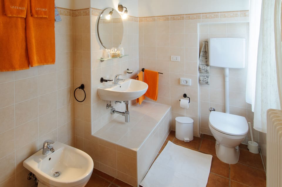 Double Room | Bathroom | Shower, free toiletries, slippers, bidet