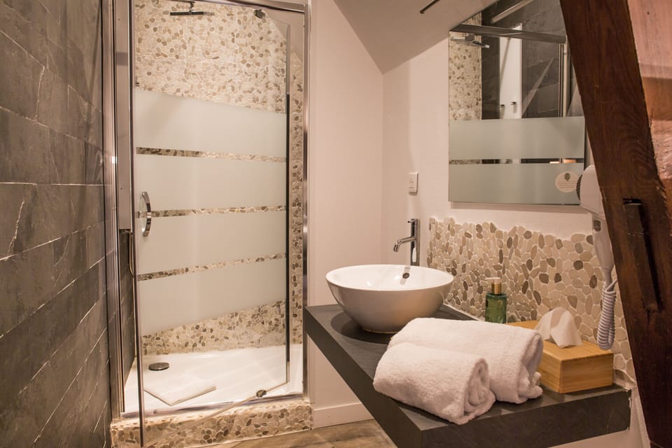 Luxury Room, 1 King Bed, Park View | Bathroom | Designer toiletries, hair dryer, towels