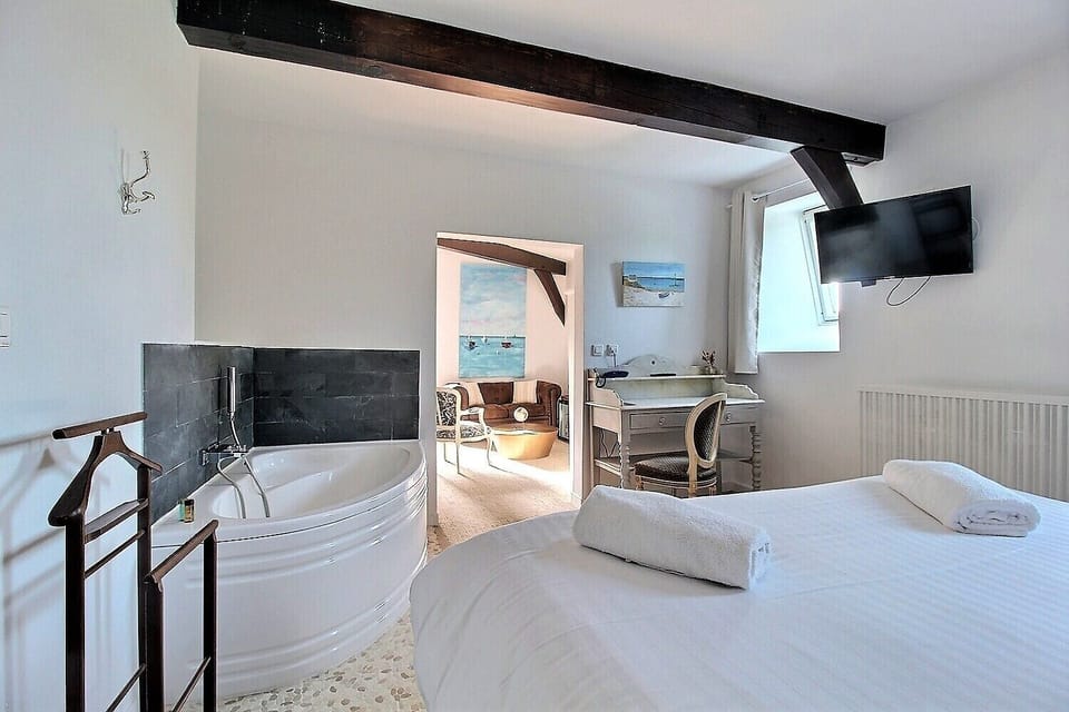Deluxe Room, 1 King Bed, Park View | Premium bedding, pillowtop beds, minibar, in-room safe
