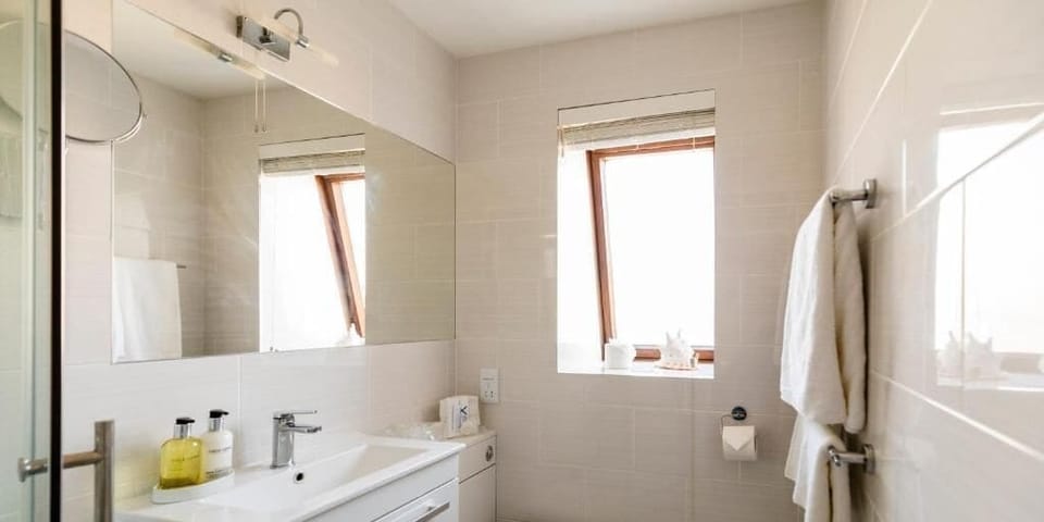 Suite, Multiple Beds, Balcony, Sea View (Penthouse) | Bathroom | Free toiletries, hair dryer, towels