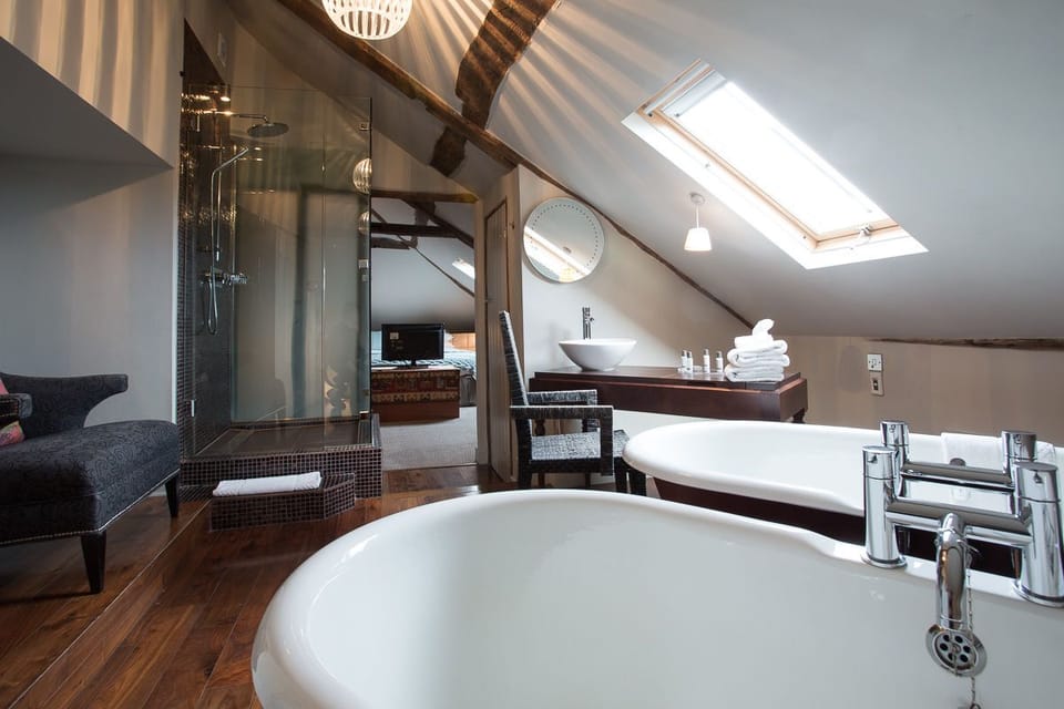 Luxury Loft, 1 King Bed | Bathroom | Free toiletries, hair dryer, towels, soap