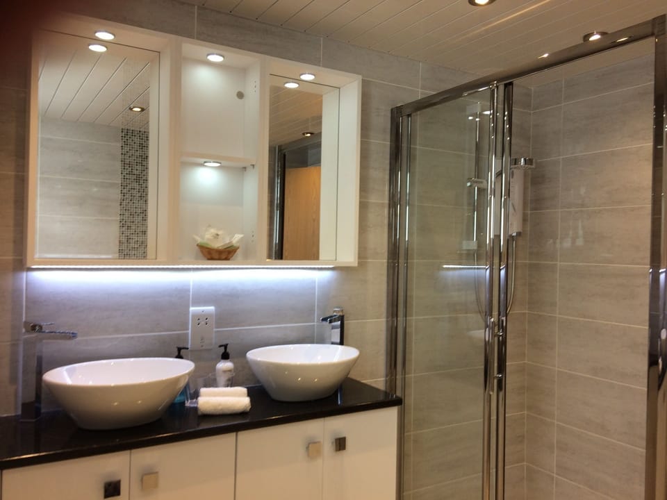 Superior Room (Four Poster Bed) | Bathroom | Free toiletries, hair dryer, bidet, towels