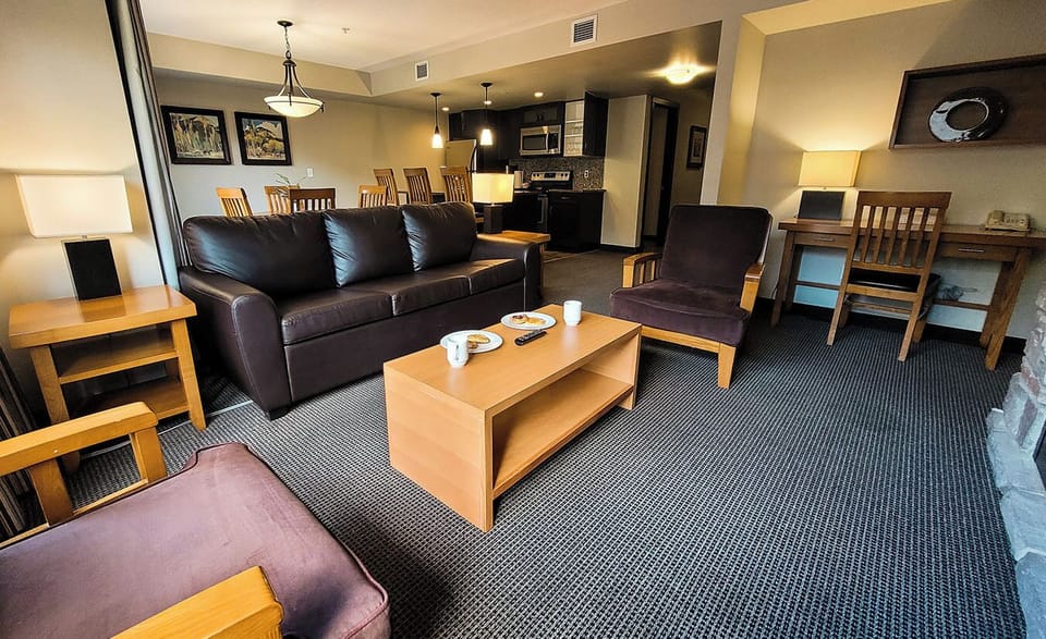 Flat-screen TV, fireplace, DVD player