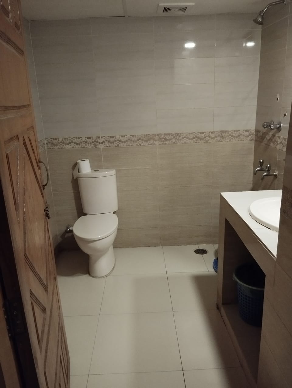 Deluxe Single Room | Bathroom | Shower, free toiletries, slippers, towels