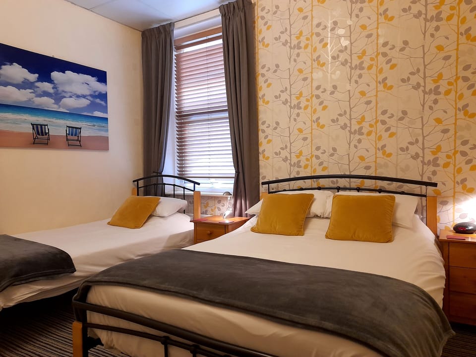 Triple Room, Ensuite | Premium bedding, pillowtop beds, blackout drapes, iron/ironing board