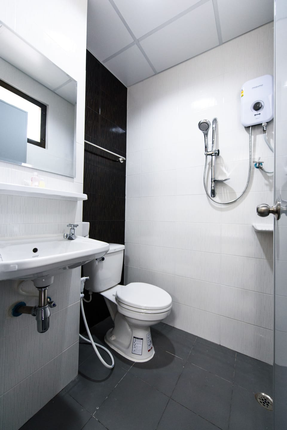 Standard Room | Bathroom | Shower, free toiletries, towels