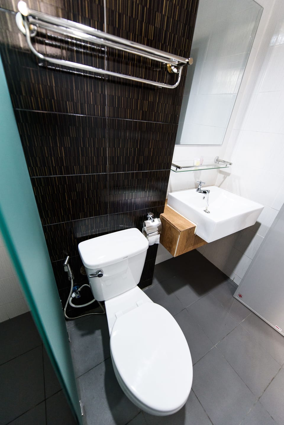 Deluxe Studio (Non Smoking) | Bathroom | Shower, free toiletries, towels