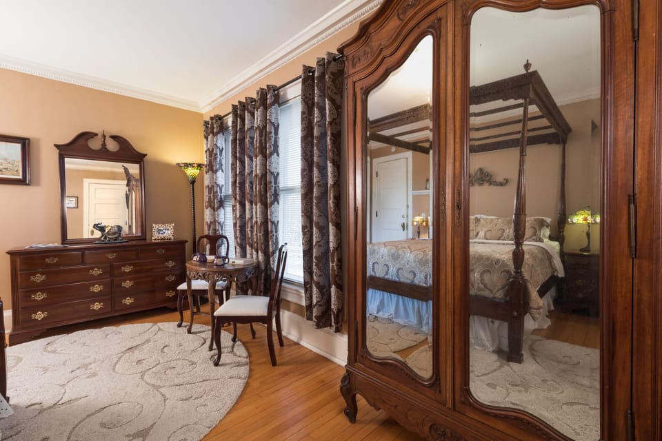 Deluxe Room, 1 King Bed, Fireplace | Premium bedding, desk, iron/ironing board, WiFi (free)