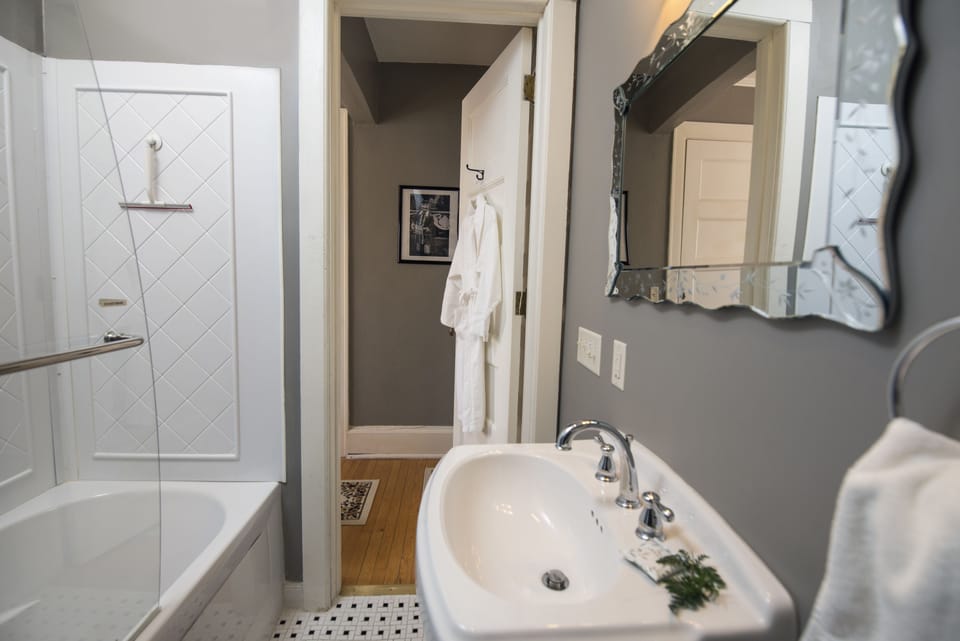 Romantic Room, 1 Queen Bed, Jetted Tub | City view