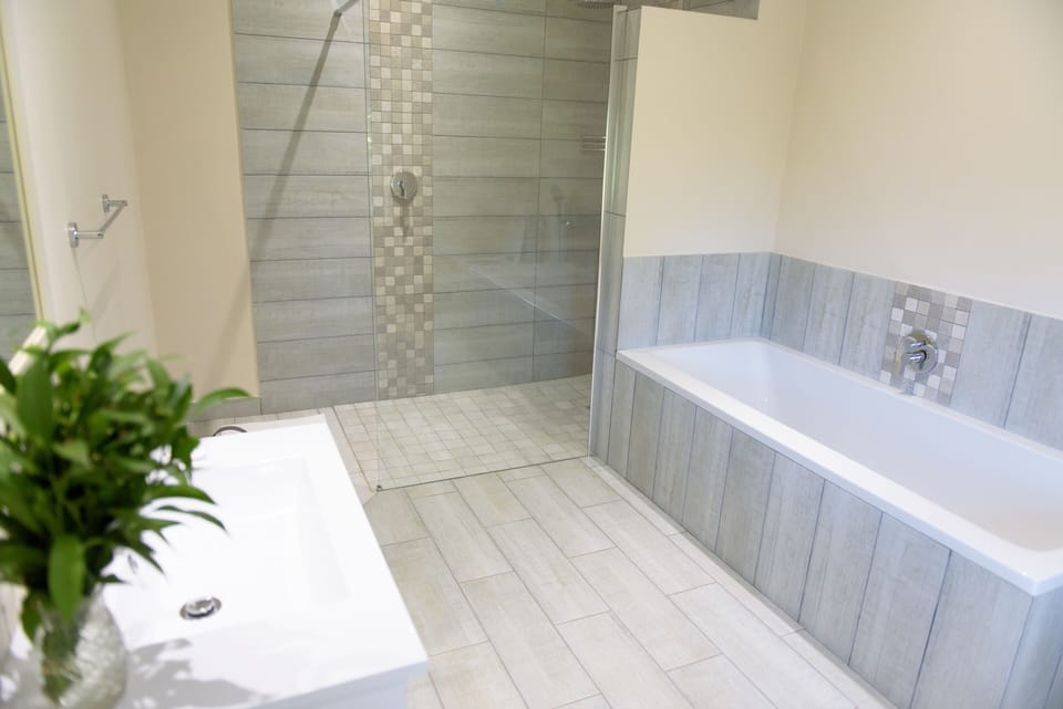 Executive Room | Bathroom | Separate tub and shower, hair dryer, towels, soap