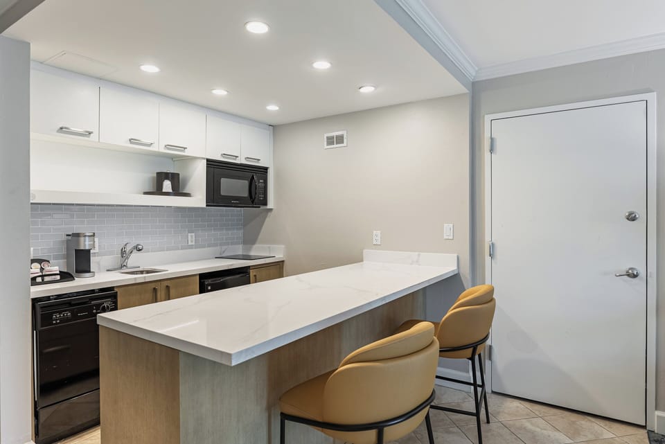 Suite, 1 Bedroom, Kitchen (Dining) | Private kitchen | Microwave, coffee/tea maker
