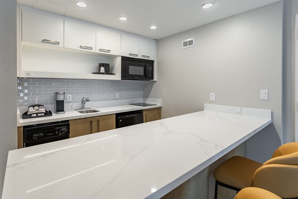 Suite, 1 Bedroom, Kitchen (Dining) | Premium bedding, pillowtop beds, in-room safe, desk