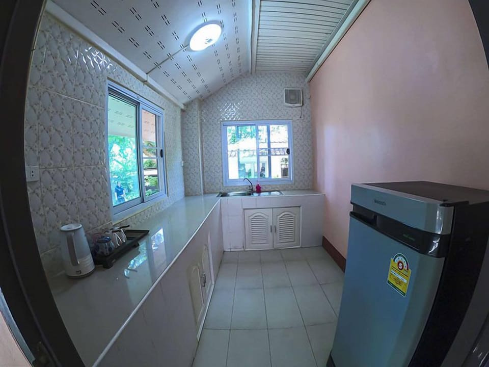 Phalaburi No. 10 | Private kitchen | Full-size fridge, microwave, coffee/tea maker