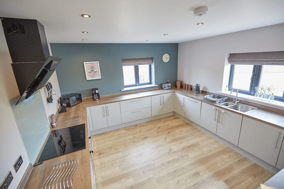 Barn, 5 Bedrooms | Private kitchen | Full-size fridge, oven, stovetop, dishwasher