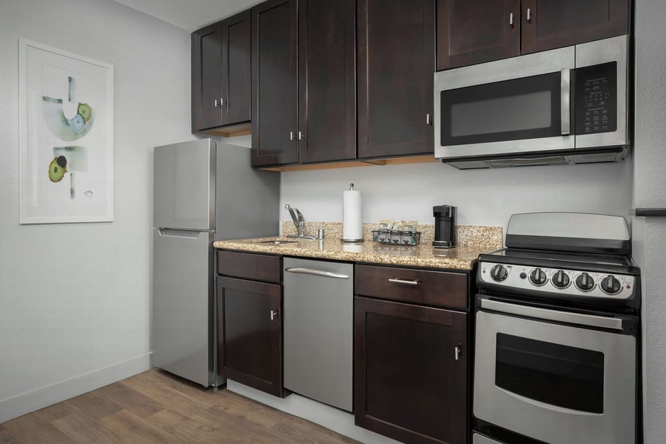 Full-size fridge, microwave, stovetop, dishwasher