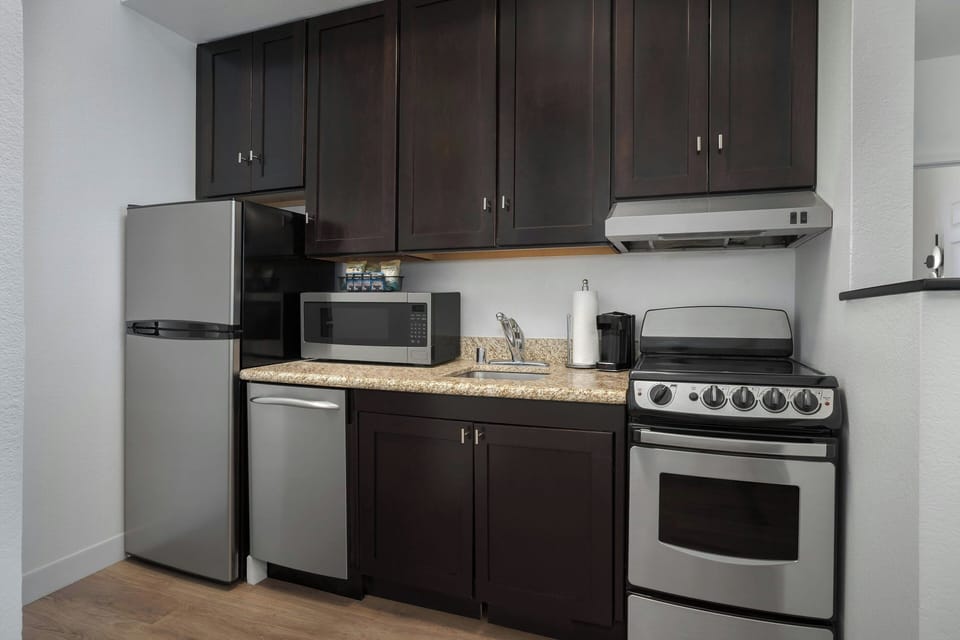 Full-size fridge, microwave, stovetop, dishwasher