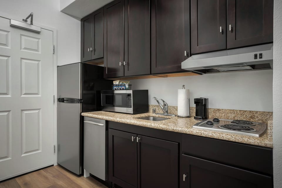 Full-size fridge, microwave, stovetop, dishwasher