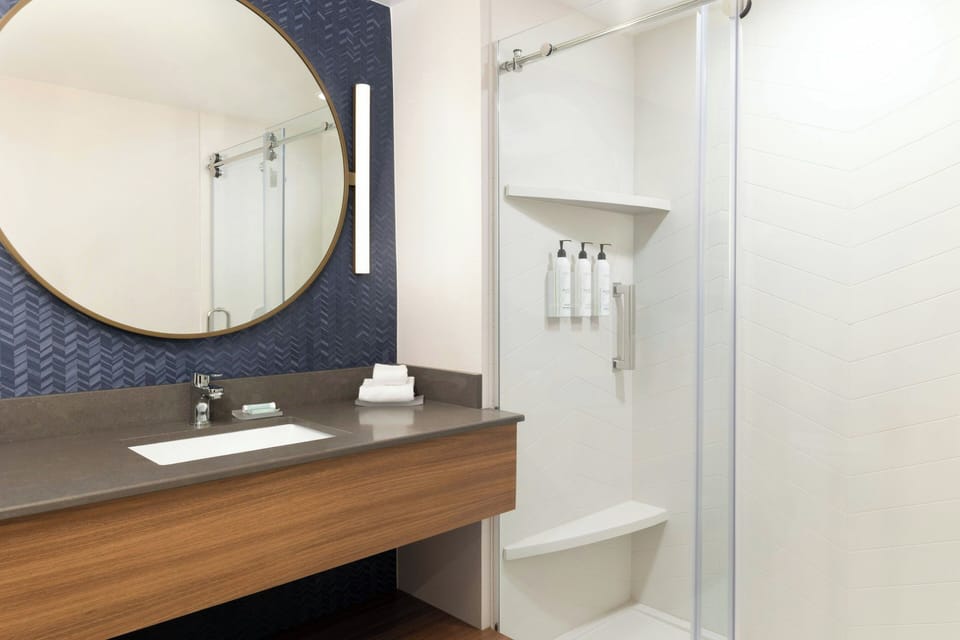 Combined shower/tub, free toiletries, hair dryer, towels