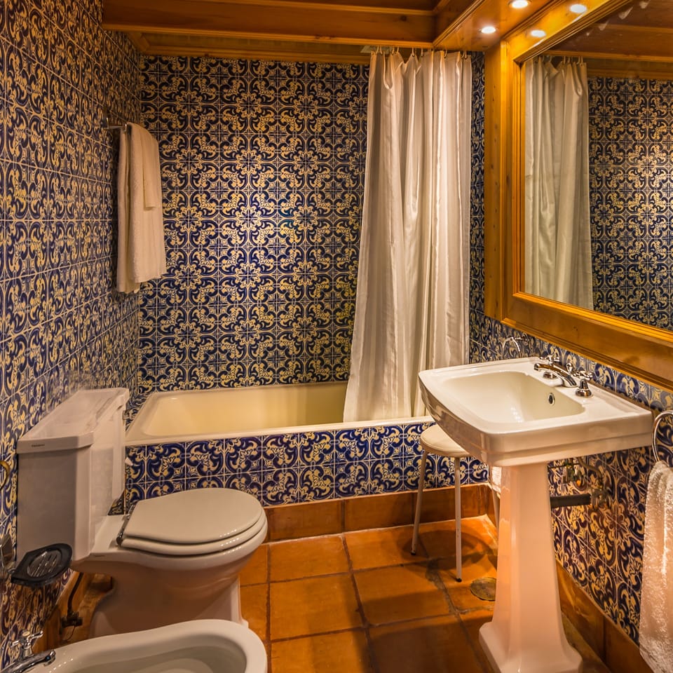 Superior Room | Bathroom | Combined shower/tub, free toiletries, hair dryer, towels