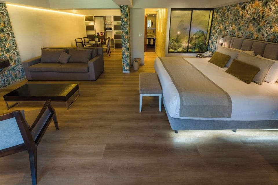 Suite (Junior Suite with Garden View) | Premium bedding, minibar, in-room safe, desk