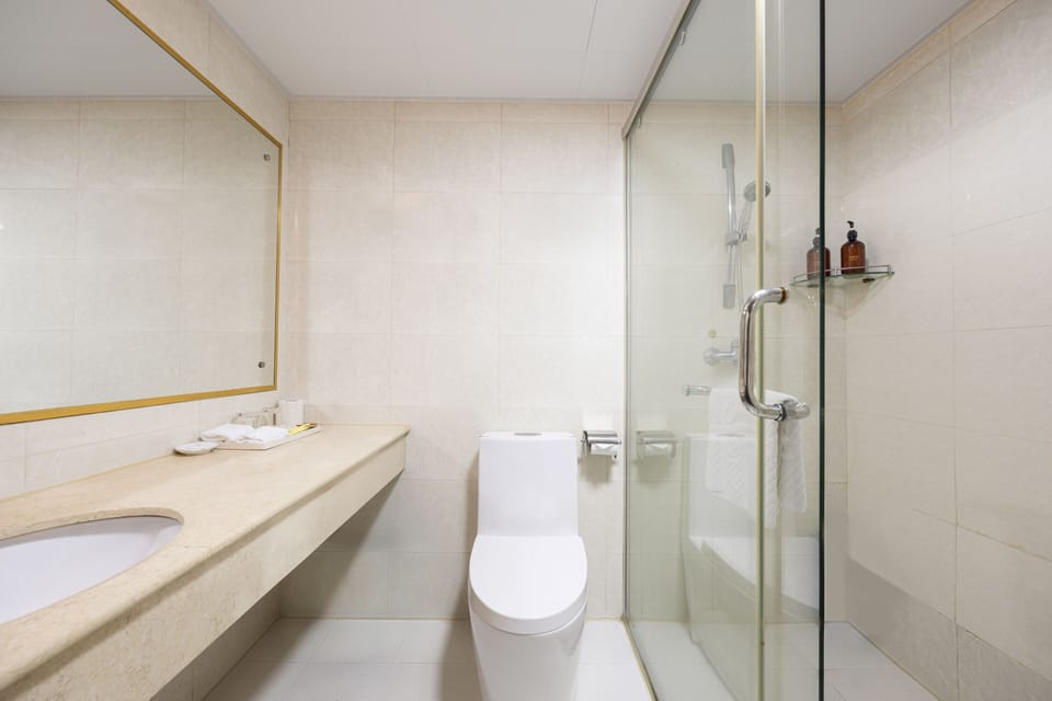 Superior Business Twin Room | Bathroom | Combined shower/tub, hair dryer, slippers, towels