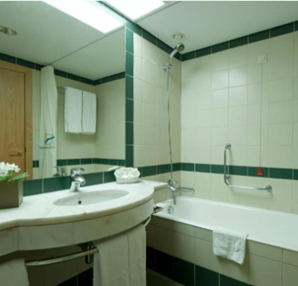 Combined shower/tub, free toiletries, hair dryer, towels
