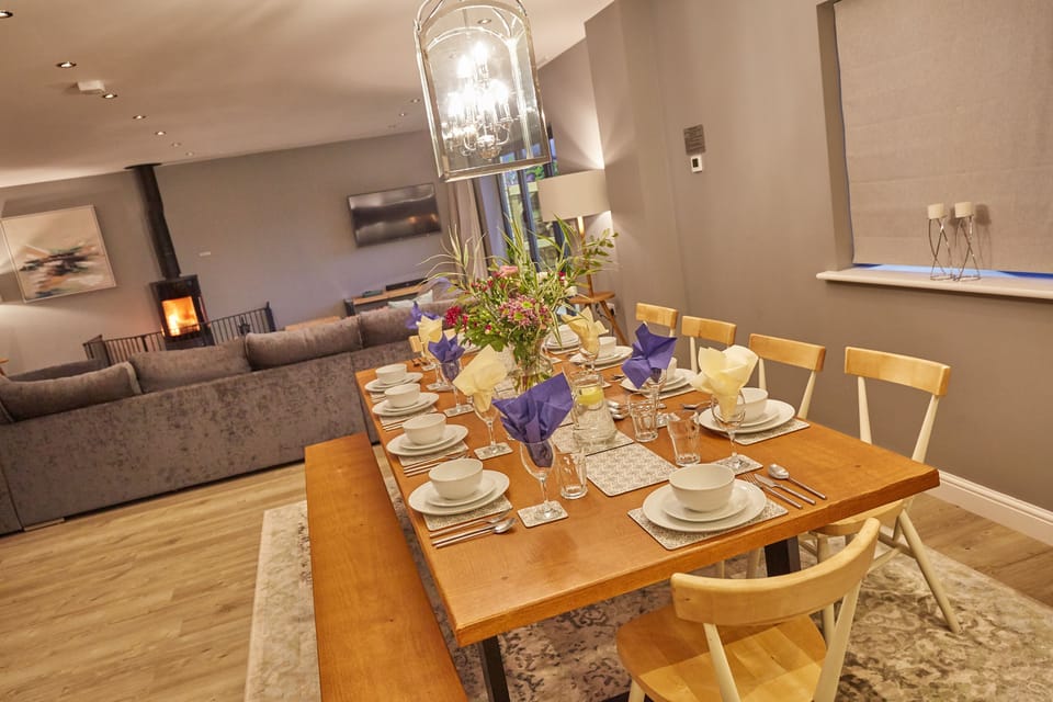 Barn, 5 Bedrooms | In-room dining
