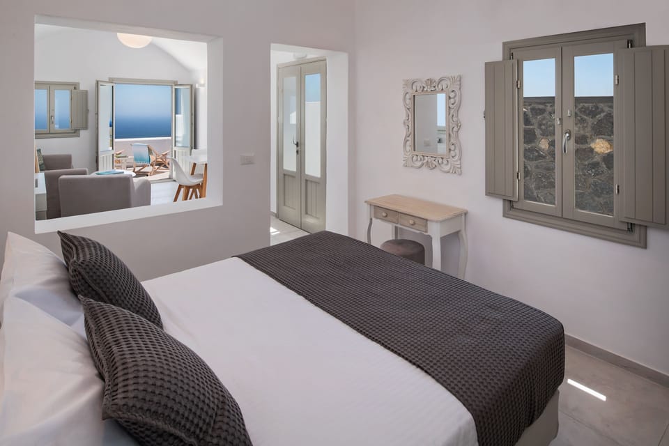 Superior Suite, Sea View | Minibar, in-room safe, desk, soundproofing