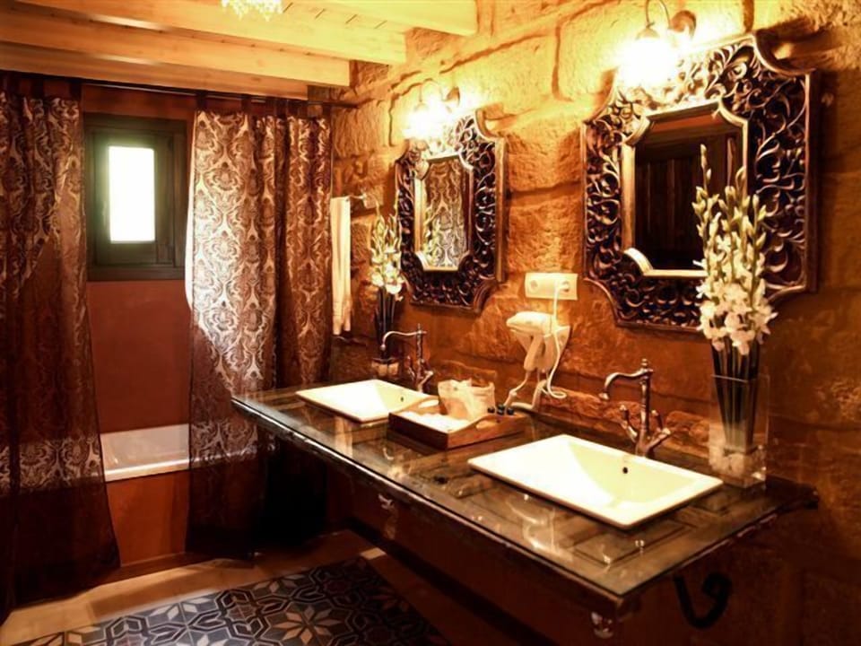 Deluxe Double Room (for 2 people) | Bathroom | Combined shower/tub, jetted tub, rainfall showerhead, free toiletries