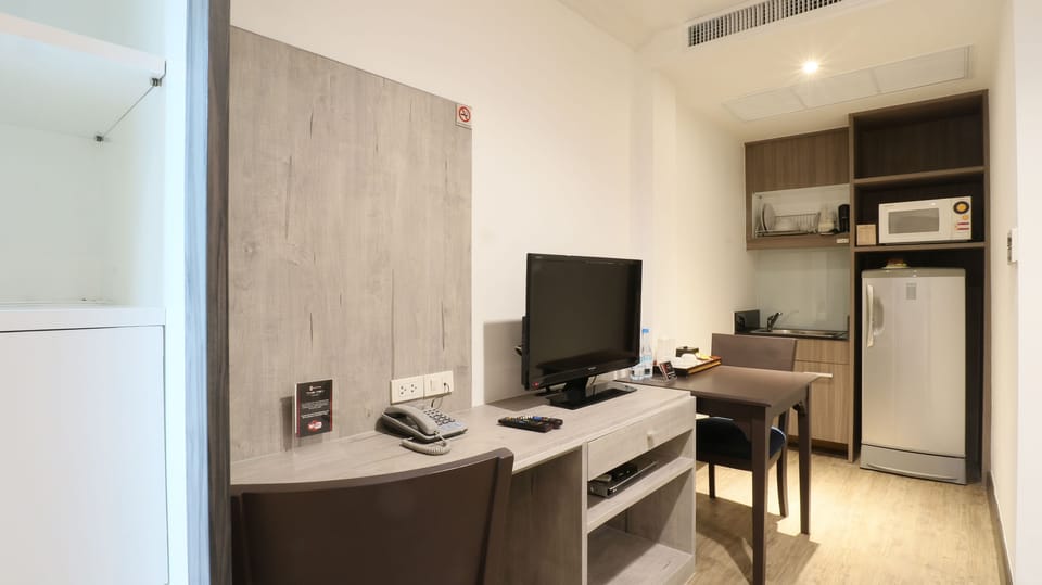 Deluxe Premium | Living area | LCD TV