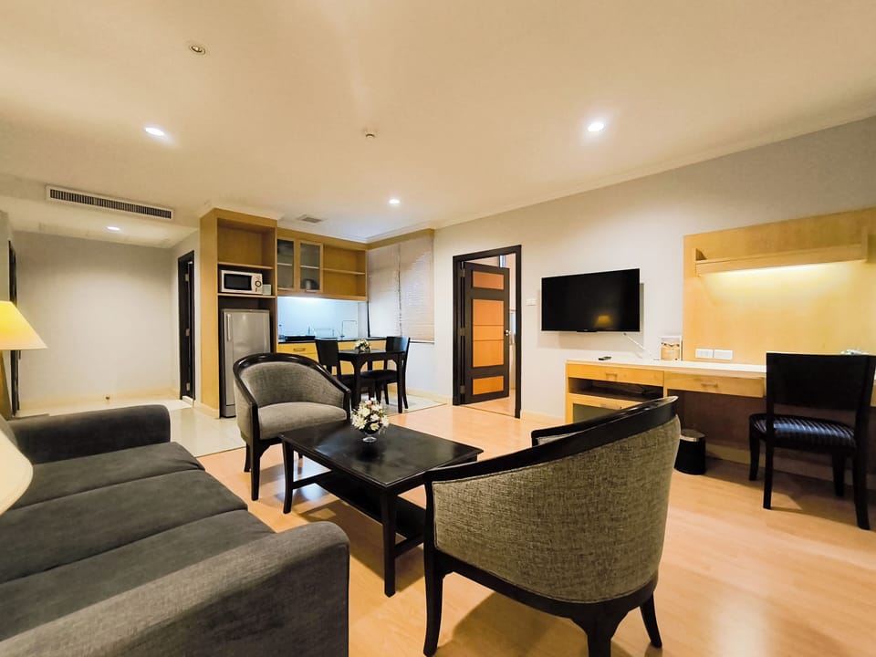 One Bedroom Suite | Minibar, in-room safe, desk, laptop workspace