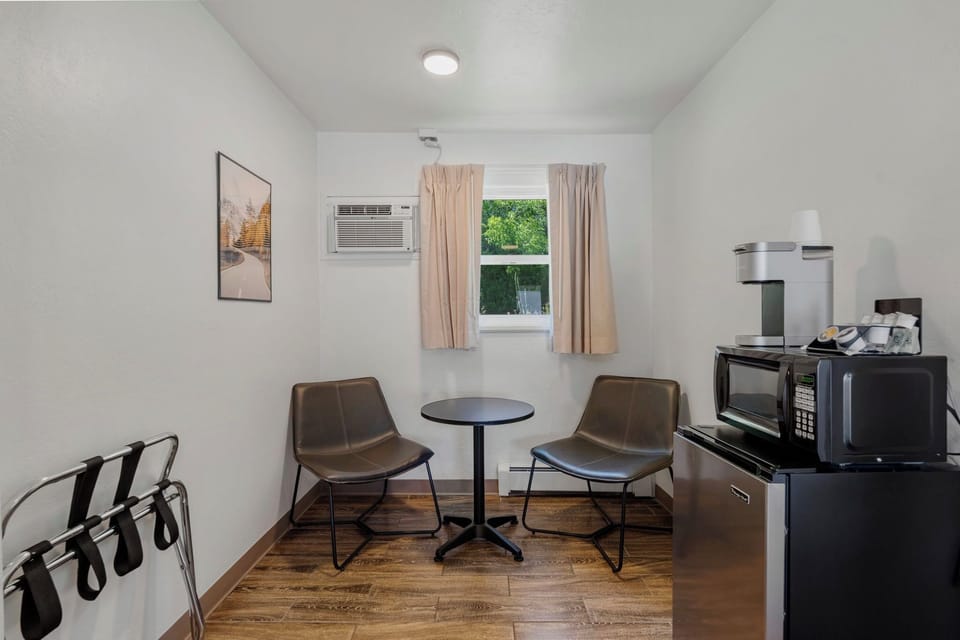 Standard Room, 1 Queen Bed, Non Smoking | Premium bedding, blackout drapes, free WiFi, bed sheets