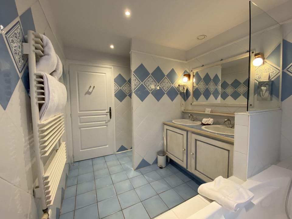 Bathroom | Hair dryer, towels, soap, shampoo